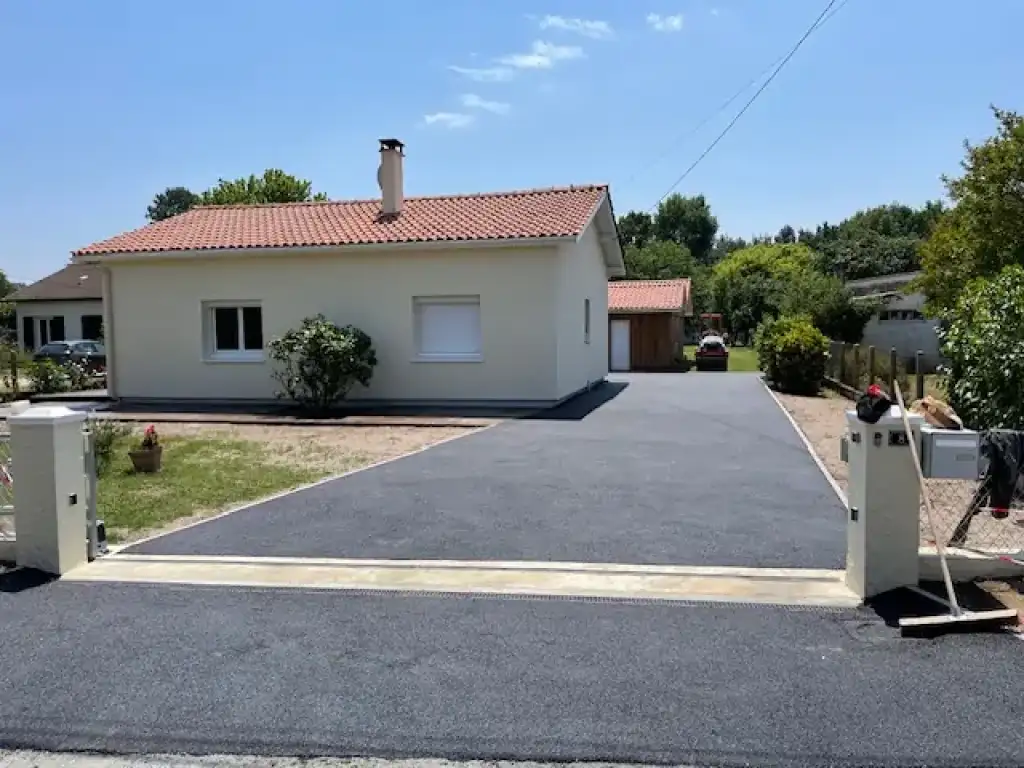 Création d’un parking en enrobé et d’une terrasse en béton imprimée imitation bois