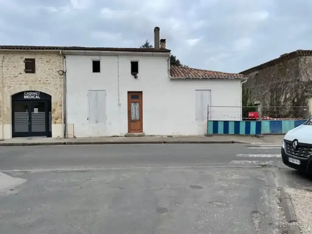 Chantier de démolition dans le bourg de Queyrac